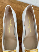 Load image into Gallery viewer, Vintage Ferragamo Pumps
