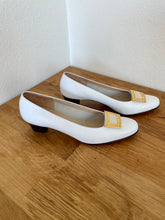 Load image into Gallery viewer, Vintage Ferragamo Pumps
